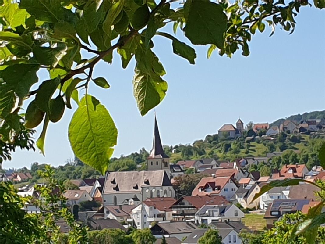 Die Kirchen in Kayh und Mönchberg, gut beschattet und eingerahmt in dieser Aufna...