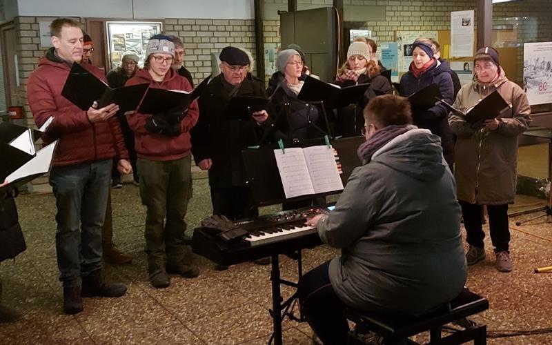 Die „Klangfarben“ sangen unter der Leitung von Steffi Hauke. GB-Foto: Sünder