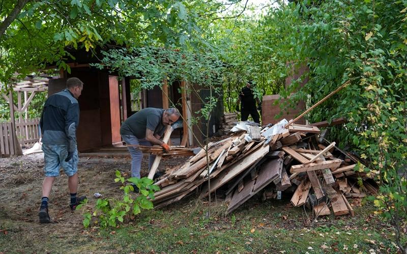 Die Kleingärtner haben alle Hände voll zu tun. 22 Parzellen haben sie aktuell abzuräumen. GB-Foto: Dettenmeyer