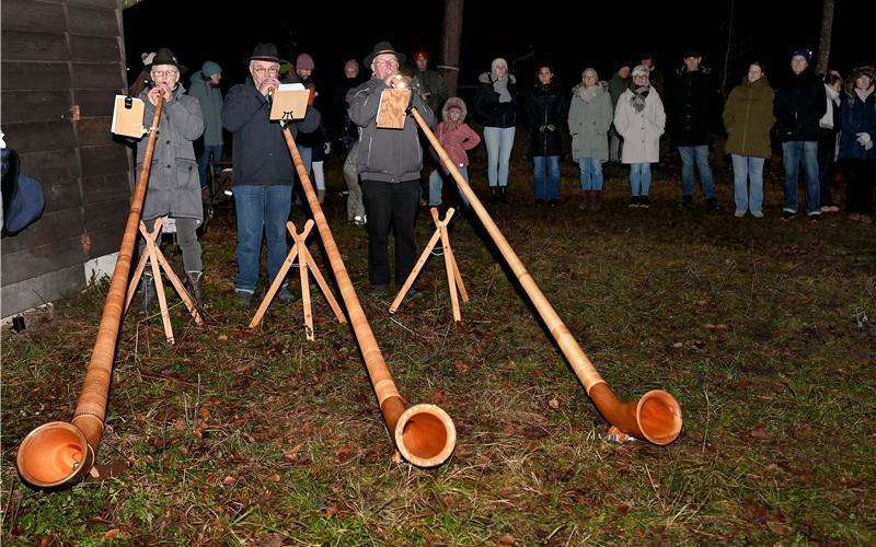 Die Kohlhauhütte lockte mit der Waldweihnacht mal wieder zahlreiche Besucher an – musikalisch umrahmt von den Alphornbläsern. GB-Foto: Holom