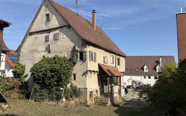 Die Kommune hatte das seit vielen Jahren leer stehende und denkmalgeschützte Gebäude in der Schmiedstraße 7 bereits 2016 erworben, um es vor dem Verfall zu bewahren und um dieses Areal städtebaulich zu entwickeln und aufzuwerten. GB-Foto: Bäuerle