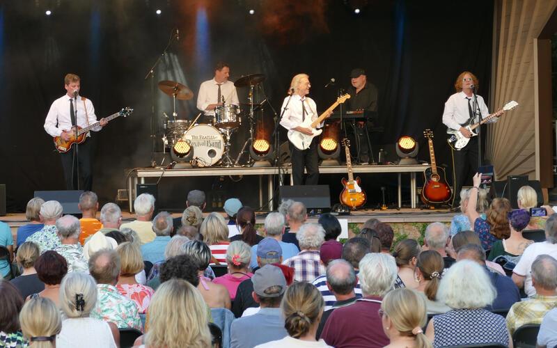 Die Konzertbesucher kommen wegen der Beatles-Musik, wegen des Geselligen und auch wegen der Atmosphäre. GB-Foto: Stadler