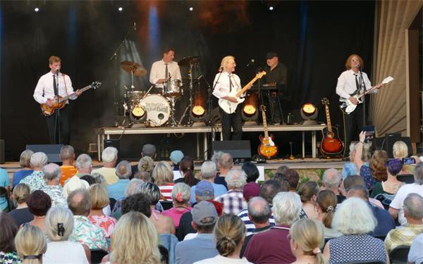 Die Konzertbesucher kommen wegen der Beatles-Musik, wegen des Geselligen und auch wegen der Atmosphäre. GB-Foto: Stadler