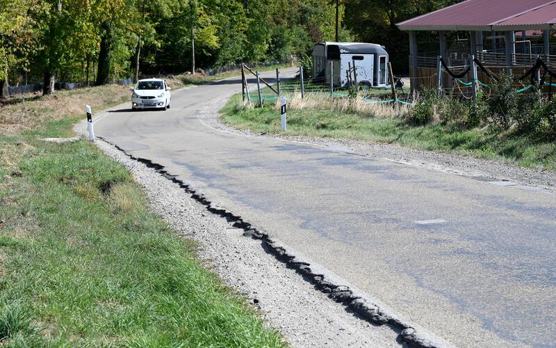 Die Kreisstraße 1030 soll breiter und obendrein mit einem Geh- und Radweg ausgestattet werden. GB-Foto: Holom