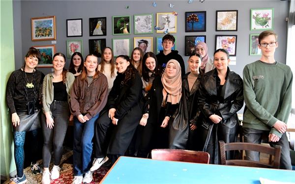Die Künstler des BK-Leistungskurses J1 mit ihrer Lehrerin Danielle Zimmermann (links). GB-Foto: Holom