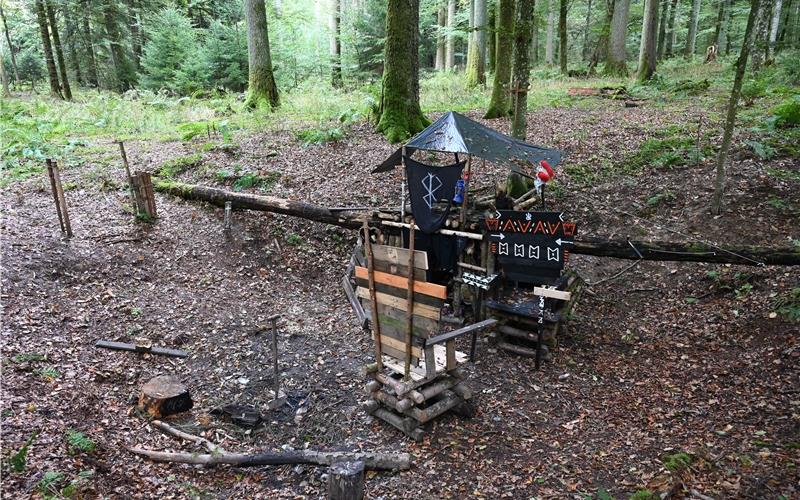 Die Kultstätte befindet sich in einer Doline im Gärtringer Gemeindewald. Auf dem rechten Bild ist eine der beiden Masken zu sehen, auf dem Brett darunter in der Mitte in weißer Farbe das Berserker-Symbol. GB-Fotos: Reichert