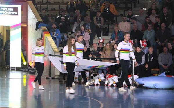 Die Kunstrad-Weltmeister Selina Marquardt (von links), Helen Vordermeier, Emilio Arellano und Max Hanselmann tragen die Flagge des Radsport-Weltverbandes zur Eröffnung der WM in die EWS-Arena. GB-Foto: Schwarz