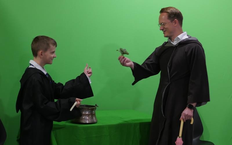 Die Kursteilnehmer tauchten ab in die magische Welt von Hogwarts – und sie bekommen Besuch von Oberbürgermeister Nico Reith (rechts).GB-Foto: gb