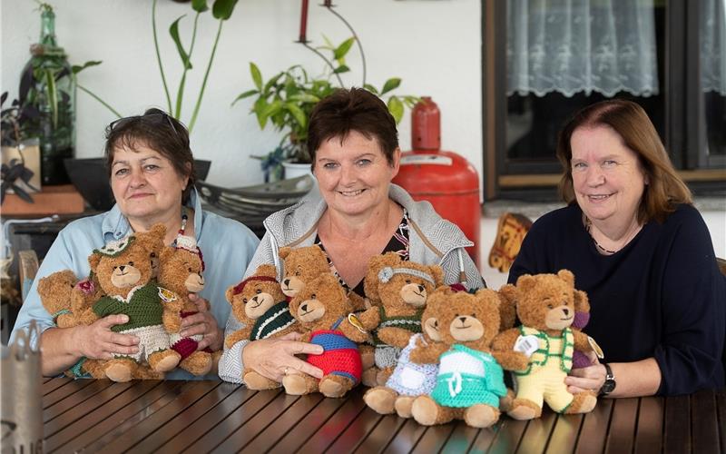 Die Landfrauen Bärbel Lebold-Gauß (von links), Roswitha Marquardt und Bärbel Haischt haben wieder einen ganzen Schwung „Hoffnungsbären“ fertig eingekleidet. GB-Foto: Schmidt