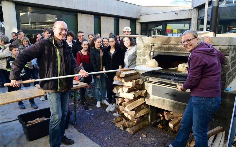 Die LehrerMargit Elsner undMichael Schulte holen die ersten Brote ausdem OfenGB-Foto: Holom