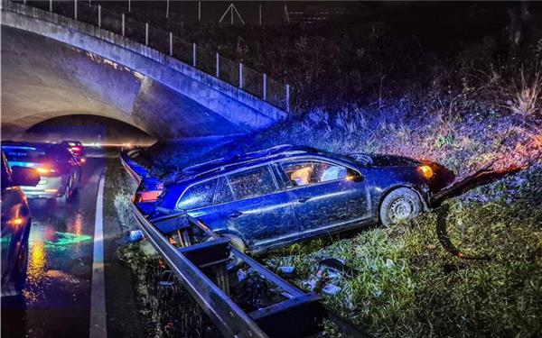 Die Leitplanke verhinderte, dass das Auto auf die B295 rutschte. GB-Foto: SDMG/Dettenmeyer