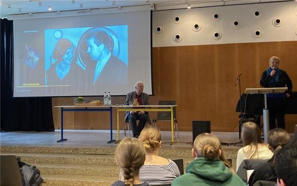 Die Lesung diente auch als Auftaktveranstaltung für die anstehende Studienfahrt der J1 nach Berlin. GB-Foto