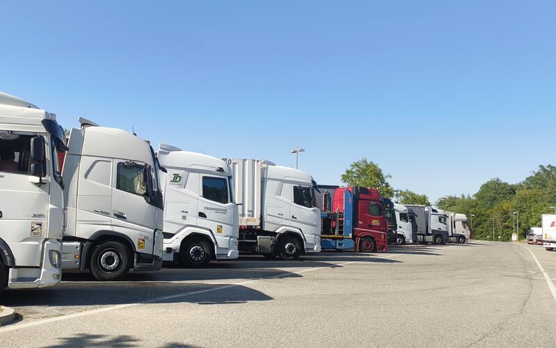 Die Lkw reihen sich wie auf der Raststätte Schönbuch Ost in der gleißenden Sonne. GB-Fotos: Straub