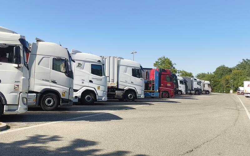 Die Lkw reihen sich wie auf der Raststätte Schönbuch Ost in der gleißenden Sonne. GB-Fotos: Straub