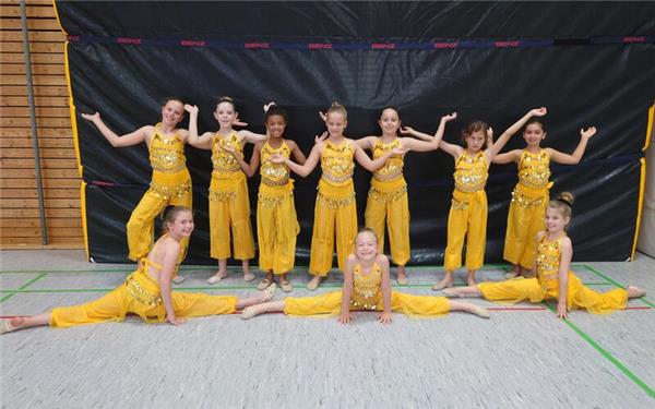 Die Mädchen nahmen die Zuschauer bei ihrem Gruppentanz mit in die Welt von Aladin. GB-Foto: gb