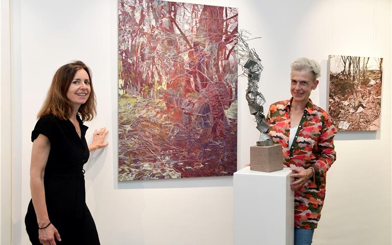 Die Malerin Annette Trefz ( links) zeigt mit der Bildhauerin Sibylle Burrer in der Stadtgalerie am Marktplatz ihre Werke.GB-Foto: Holom