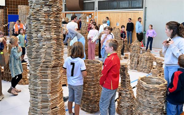 Die Mega-Baustelle steht in der Turnhalle in Oberjettingen nach dem Gottesdienst noch für ein paar Minuten, dann werden die Bauwerke gemeinsam wieder eingerissen. GB-Foto: Holom