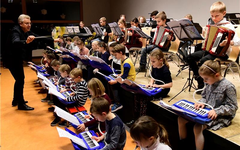 Die Melodica- Kinder durften zusammen mit dem Jugendorchester den Auftritt des Ersten Orchesters des Harmonika-Clubs unterstützen. GB-Foto: Holom