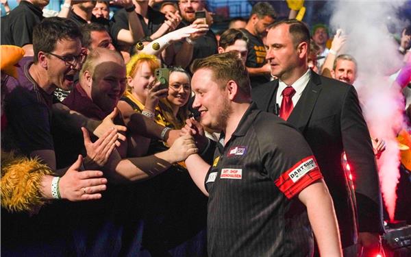 Die Menge feiert Martin Schindler – der Strausberger warf in Gerwyn Price einen der Top-Favoriten raus. GB-Foto: Dettenmeyer