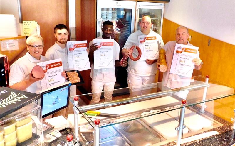 Die Metzgerei Die MetzgereiBosch aus Herrenberg beteiligte sich beim Qualitätswettbewerb in Nordrhein-Westfalen. Alle eingereichten Proben wurden mit Gold ausgezeichnet. Für folgende Produkte erhielt die in der Silcherstraße ansässige Metzgerei Bosch Gold: Rindersaftschinken, Schweinskopfsülze, luftgetrockneter Landschinken, grobe Mettwurst und den angerauchten Presskopf. Außerdem erhielt die Metzgerei noch einen Pokal, weil sie in mehr als drei Kategorien die Auszeichnung Gold bekommen hat. „Ich bin sehr stolz auf mein gesamtes Team und bin froh, dass wir noch alles unter einem Dach haben – von der Schlachtung bis zur fertigen Wurst liegt alles in einer Hand und das schon seit 68 Jahren. Auch der enge und vertrauensvolle Kontakt mit meinen Landwirten aus der Region spielt für mich eine große Rolle – nur so können wir höchste Qualität produzieren“, so Metzgermeister und Inhaber Walter Bosch. GB-Foto: gb