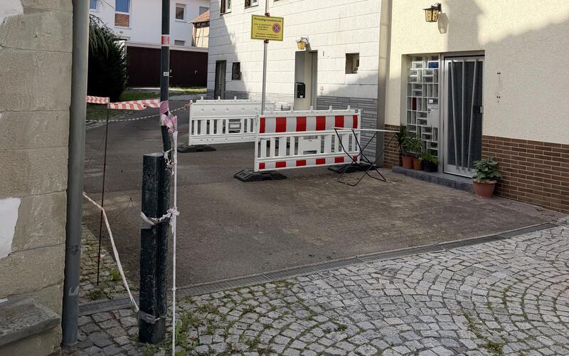 Die Mieter des Mehrfamilienhauses müssen sich links durch den nur rund 40 Zentimeter breiten Zugang zwängen oder das Haus über die Tiefgarage betreten. GB-Foto: Bäuerle