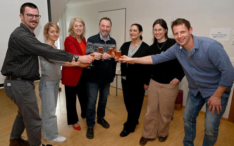 Die Mitarbeiter der Jugendhilfe feierten 25 Jahre Schulszialarbeit Ammerbuch (von links): Janosch Krug, Julia Geisler, Bürgermeisterin Christel Halm, die Jubilare Walter Brückner und Brigitte Joffroy (beide 25 Jahre dabei), Katharina Brosda (Bereichsleitung) und Nikolaus Roos. GB-Foto: Holom