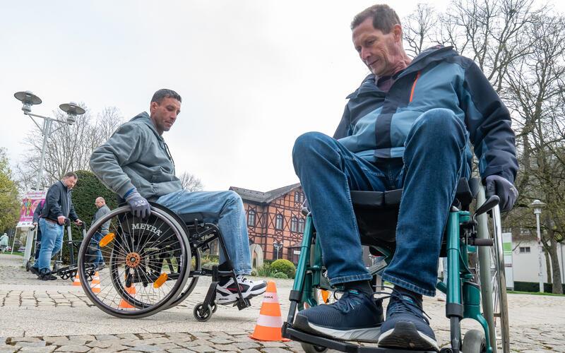 Die Mitarbeiter des Herrenberger Rathauses bekommen zu Beginn von Thomas Dingel eine Rollstuhl-Fahrstunde. Dann geht es los, einmal quer durch Herrenberg. GB-Foto: Vecsey