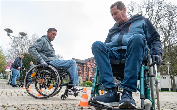 Die Mitarbeiter des Herrenberger Rathauses bekommen zu Beginn von Thomas Dingel eine Rollstuhl-Fahrstunde. Dann geht es los, einmal quer durch Herrenberg. GB-Foto: Vecsey