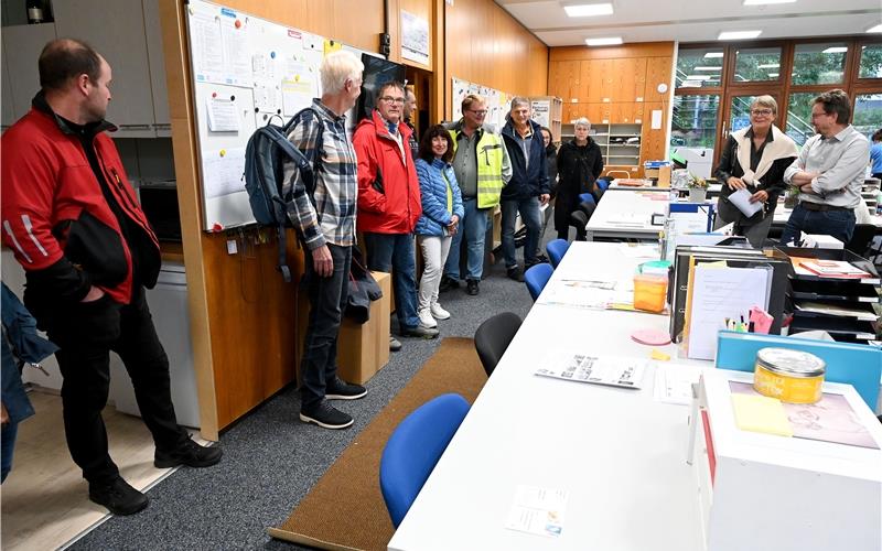 Die Mitglieder des Technischen Ausschusses besichtigten auch das Lehrerzimmer, begleitet von Konrektor Bertram Schneider (rechts) und Rektorin Brigitte Dammenhain (neben ihm). GB-Foto: Holom