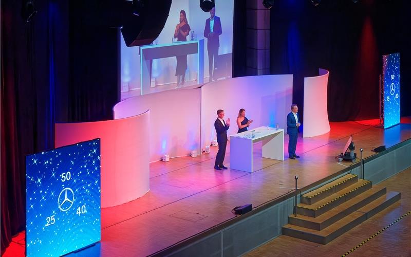 Die Moderatorin Susi Herzberger führte bei den jüngsten Jubilarfeiern gemeinsam mit dem Gastgeber Michael Bauer, Leiter der Produktion Werk Sindelfingen und Ergun Lümali, dem Vorsitzenden des Gesamtbetriebsrats, durch das Programm.GB-Foto