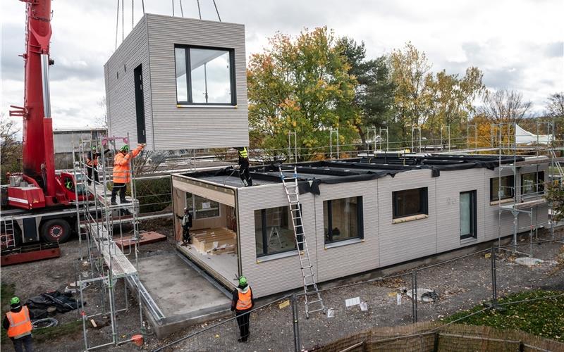 Die Module für den Erweiterungsbau kamen am Dienstag. GB-Foto: Schmidt