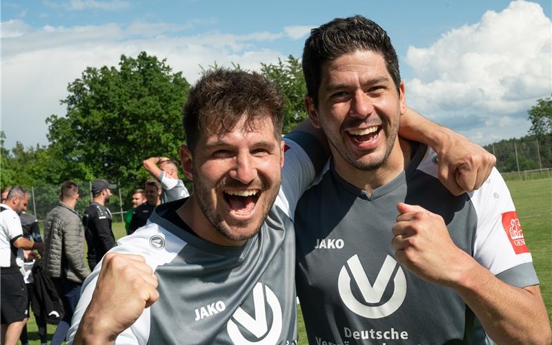 „Trainer und Spieler haben an den Sieg geglaubt“ Die Mönchberger Meister-Trainer Matthias Mang (links) und Björn Holz. GB-Foto: Schmidt