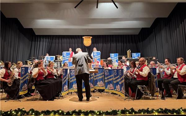 Die Mötzinger Musiker präsentieren ihr bunt gemischtes Repertoire an Blasmusikstücken.GB-Foto: Priestersbach