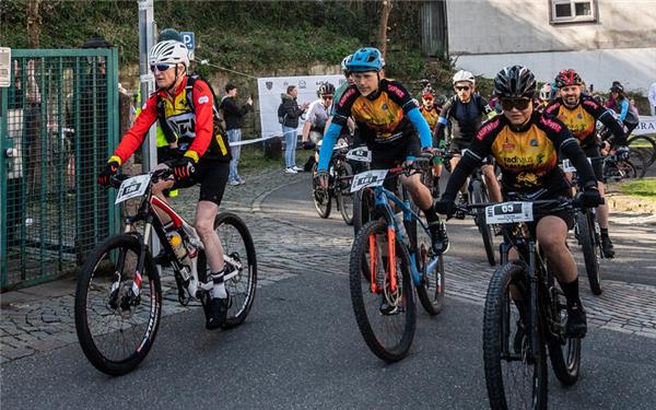 Die Mountainbiker fahren bei der Schönbuch Trophy nach dem Start von den Innenstadt zunächst die Lämmleshalde hoch. GB-Foto: Schmidt