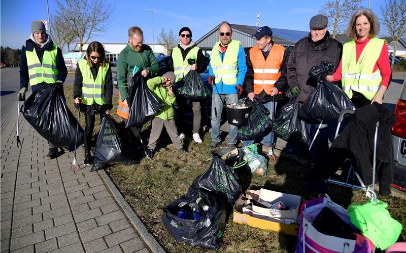 Die Müllsammler-Gruppe räumt in Jettingen auf. GB-Foto: Holom