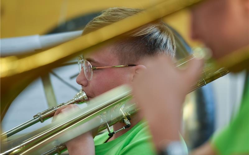 Musikalische Monster treffen auf hohes Blech Die Music Monsters unter der Leitung von Udo Bertsch eröffnen den Nachmittag GB-Foto: Vecsey