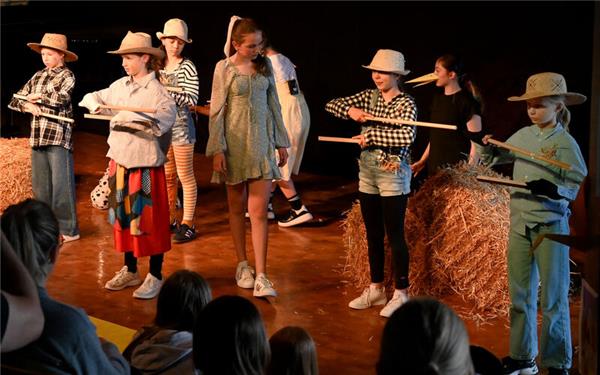 Die Musical-AG machte sich auf eine magische Reise in ihrer Aufführung von „Der Zauberer von Oz“. GB-Foto: Holom