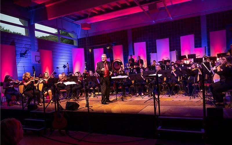 Die Musikvereine aus Gärtringen und aus dem sächsischen Eilenburg spielten in der ausverkauften Rohrauer Schönbuchhalle. GB-Foto: Schmidt