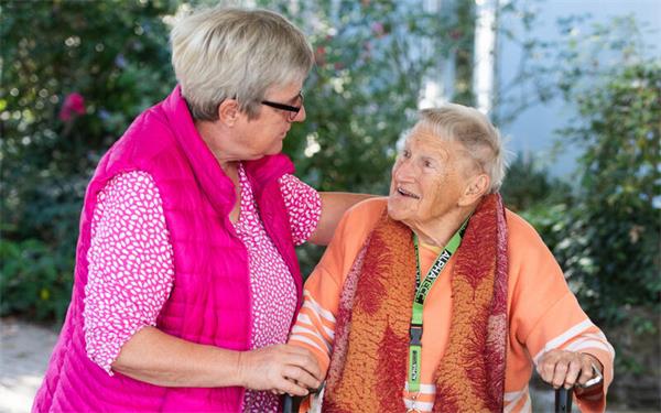 Die Nachbarschaftshilfe – im Bild ist Einsatzleiterin Silvia Schmid (links) zu Besuch bei Christa Gieseler – soll in die Zuständigkeit der Gemeinde wechseln. GB-Foto: Schmidt