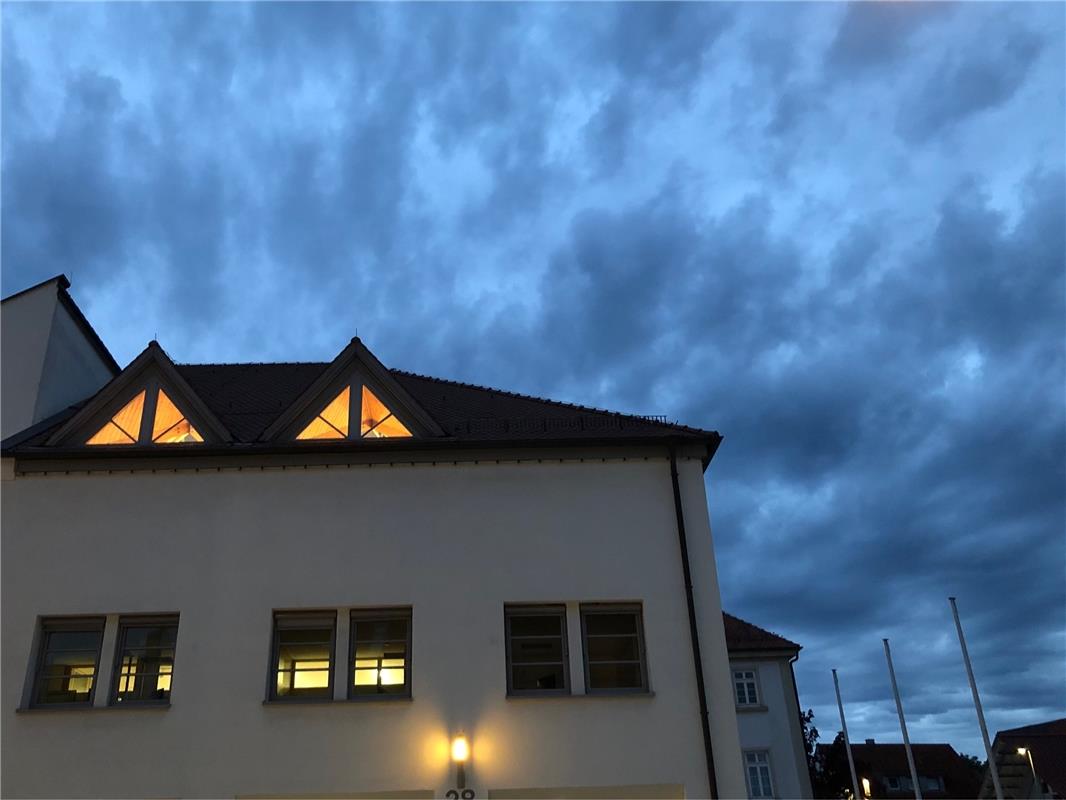 Die Nacht zieht auf mit dunklen Wolken bedrohlich übers Rathaus hin. Was bringt ...