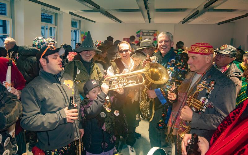 Die Narren haben Oberbürgermeister Nico Reith (Mitte) nicht nur entmachtet, sondern ihn auch gleich noch zu einem von ihnen gemacht. GB-Foto: Vecsey