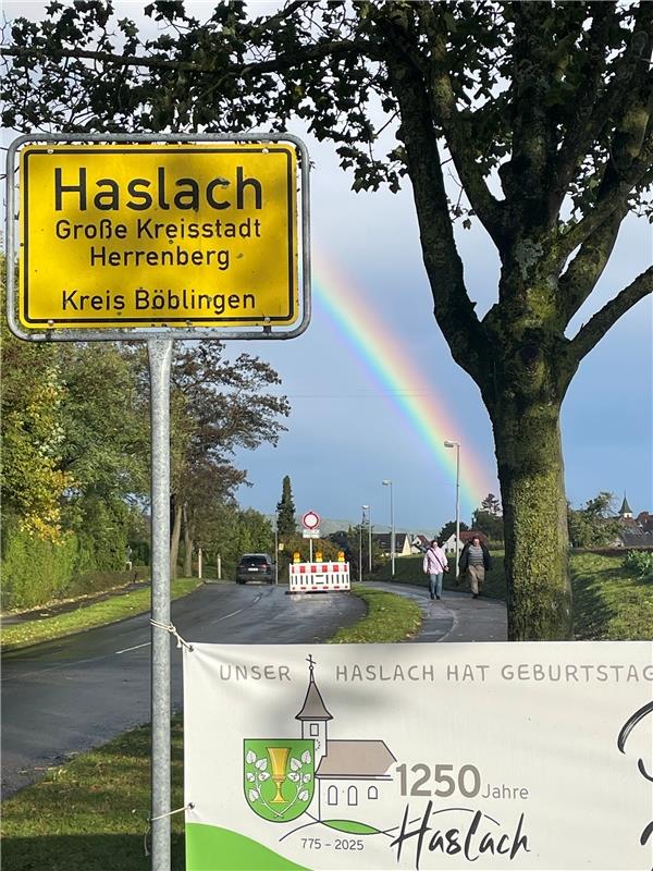 Die Natur krönt die Feierlichkeiten zu 1250 Jahre Haslach mit einem Regenbogen. ...