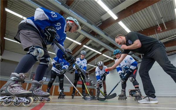 Die Neulinge können es kaum erwarten: Otto Hubacek (rechts) bringt den Ball ins Spiel. GB-Foto: Vecsey