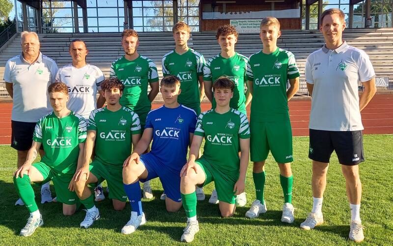 Die Neuzugänge beim VfL Herrenberg mit (hintere Reihe von links) Trainer Achim Leber, Sportlicher Leiter Sven Schlayer, David Weinhardt, Tom Böttinger, Simon Dengler, Maurice Litz, Trainer Oliver Kugel, (vordere Reihe von links) Philipp Horny, Bugra Karakum, Marc Appelt und Nico Appelt. GB-Foto: gb