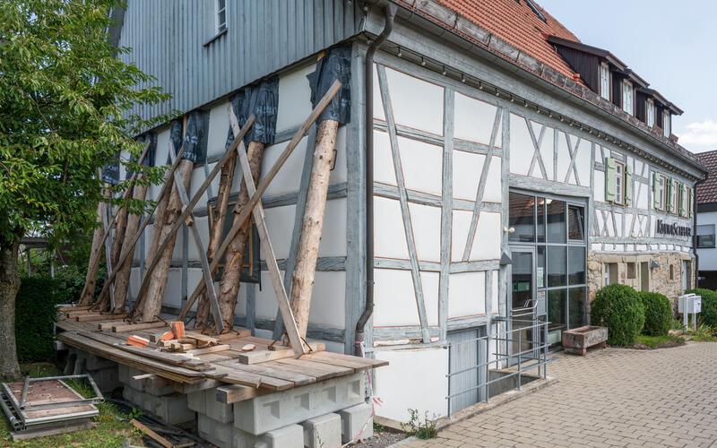 Die Nordseite der Kulturscheuer ist abgestützt, das denkmalgeschützte alte Bauernhaus muss saniert werden. GB-Foto: Vecsey