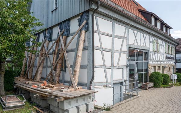 Die Nordseite der Kulturscheuer ist abgestützt, das denkmalgeschützte alte Bauernhaus muss saniert werden. GB-Foto: Vecsey