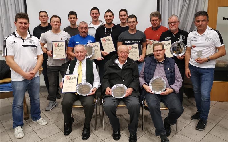 Die Oberjesinger Fußballabteilung um Heiko Renz (links) und den scheidenden Stellvertreter Fikri Özkan (rechts) ehrte zahlreiche Jubilare und langjährige Spieler bei der jüngsten Abteilungsversammlung GB-Foto: gb