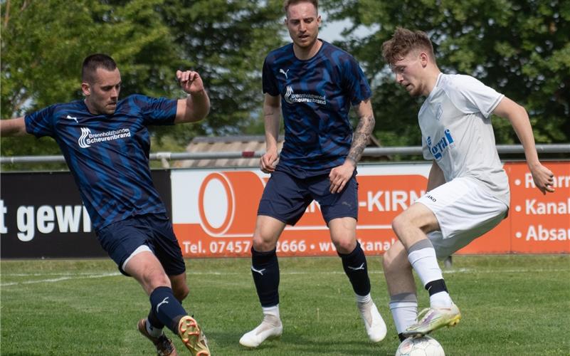 Die Partie zwischen dem SV Oberjesingen (weiß) und dem TV Nebringen war ein offener Schlagabtausch. GB-Foto: Vecsey
