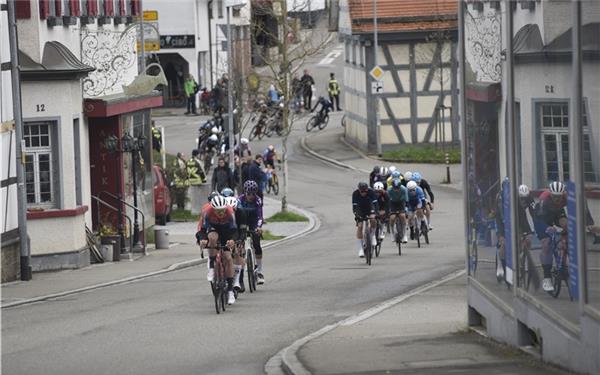 Die Pedaleure rasen am Montag wieder durch Schönaich. GB-Foto: Reichert
