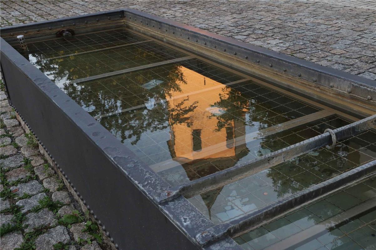 Die Peterskirche in Gültstein ist ins abendliche Licht getaucht und spiegelt sic...